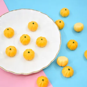 Vue macro détaillée de citrouilles miniatures en résine 3D sur une assiette blanche