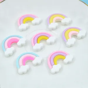 Nahaufnahme von bunten Harz-Regenbogen- und Wolken-Anhängern für DIY-Bastelarbeiten