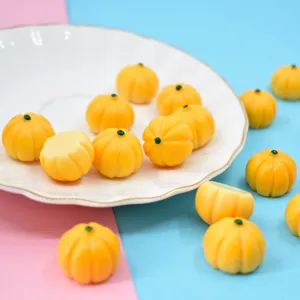 Vue macro détaillée de citrouilles miniatures en résine pour le bricolage créatif DIY