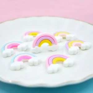 Detaillierte Makroansicht von bunten Harz Regenbogen Wolken Charms für DIY-Projekte