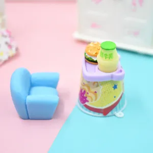Vista dettagliata della mini bottiglia di latte fresco e set burger per decorazioni fai-da-te