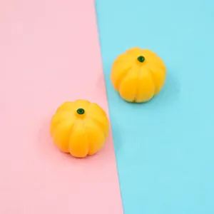 Vue détaillée de mini citrouilles en résine pour bricolage et accessoires