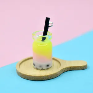 Nahaufnahme eines Miniatur-Bubble-Tea-Anhängers aus Harz mit buntem Farbverlauf