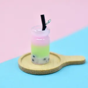 Nahaufnahme eines Miniatur-Resin-Bubble-Tea-Anhängers mit bunten Schichten