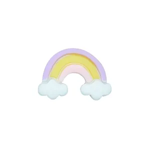 Detailansicht eines pastellfarbenen Regenbogen-Anhängers aus Harz für kreative DIY-Projekte
