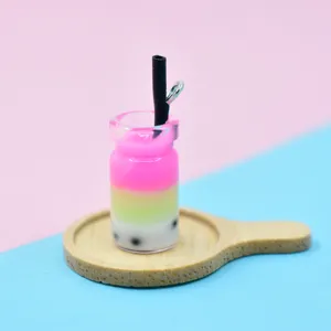Nahaufnahme eines Mini-Resin-Bubble-Tea-Anhängers mit bunten Schichten und Aufhängeöse