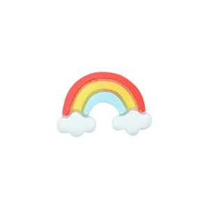 Makroansicht der bunten Schichten eines Regenbogens aus Harz mit flauschigen weißen Wolken