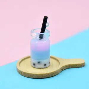 Detailansicht eines Miniatur-Bubble-Tea-Anhängers aus Harz mit rosa-blauer Schichtung