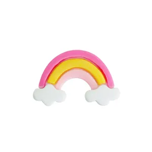 Makro-Detail eines bunten Harz-Regenbogen-Wolken-Accessoires zum Basteln