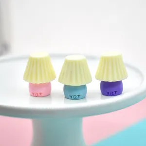 Makroaufnahme von Miniatur-Resin-Tischlampen-Anhängern in Pastellfarben für DIY-Basteln