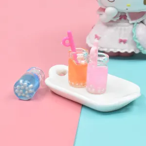Miniatur-Bubble-Tea-Flaschen in Blau, Orange und Pink für Puppenhaus-Basteleien