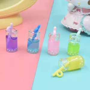 Detailansicht der bunten Miniatur-Milchtee-Flaschenanhänger für Puppenhaus-Basteleien.