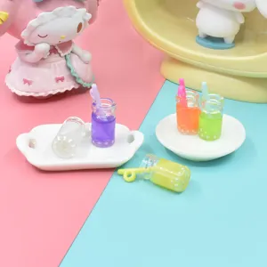 Makro-Detail bunter Miniatur-Bubble-Tea-Flaschen für DIY-Handwerk und Puppenhäuser