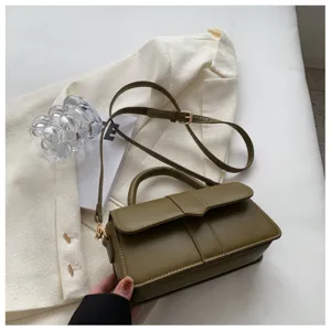 Gedetailleerd overzicht van trendy retro PU lederen schoudertas met stijlvol handvat en goudbeslag.