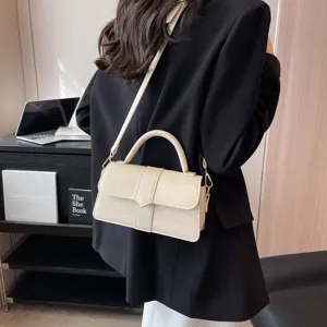Stijlvolle beige schoudertas voor dames, chique minimalistische handtas voor dagelijks gebruik.