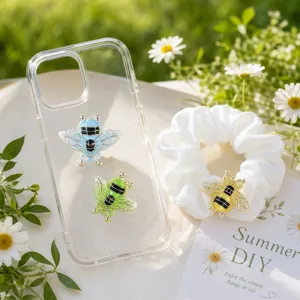 Bunte Bienen-Resin-Patches für DIY-Handyhüllen und Haarschmuck in Sommerumgebung