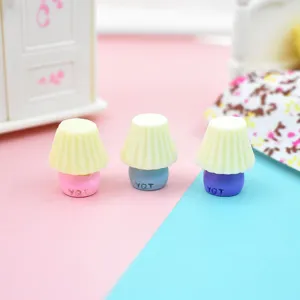 Detaillierte Nahaufnahme von Miniatur-Tischlampen aus Harz in Pastellfarben für DIY
