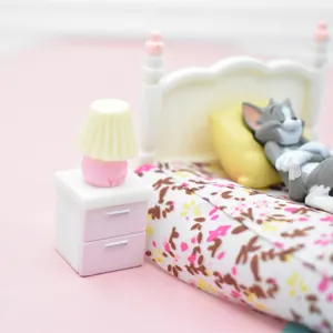 Nahaufnahme der Miniatur-Macaron-Lampen-Harz-Zubehör für Puppenhaus DIY Dekoration