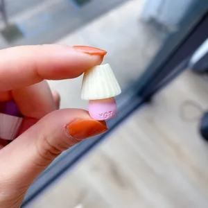 Detailansicht einer Miniatur-Tischlampe aus Harz in Makronen-Pink für DIY-Handyhüllen-Bastelarbeiten