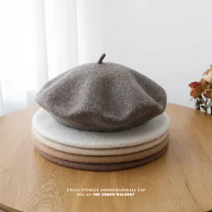 Vista detallada de la pila de boinas de lana para mujer, estilo retro britanico.