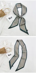 Vue détaillée d'un foulard étroit vert à motif chevron avec chemise blanche et panier.