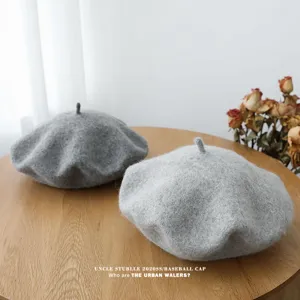 Clasico sombrero de lana gris con estilo vintage elegante, ideal para conjuntos de otono e invierno.