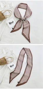 Foulard en soie fin chevron marron et blanc, ruban pour cheveux et accessoire de sac.