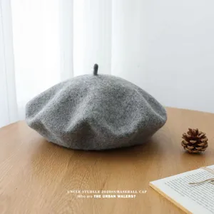 Vista detallada en primer plano de la hermosa boina de lana gris con textura suave.