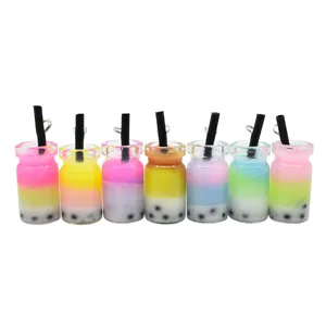 Miniatur Harz Bubble Tea Anhänger in verschiedenen Verlaufsfarben für DIY Bastelarbeiten.
