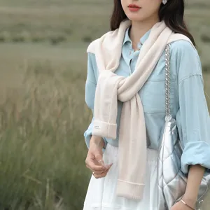Beige Strick Schal Schal als Umhang im koreanischen Stil mit Jeanshemd für Herbst Outfits.