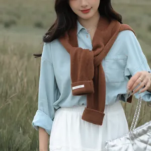 Gemütlicher brauner Strick-Schulter-Schal Pullover, stilvolle Damen Herbst-Oberbekleidung, chic.