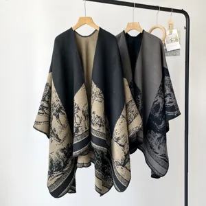 Dicker gewebter Umhang Schal mit vintage Toile-de-Jouy-Druck, elegante Winter-Oberbekleidung.
