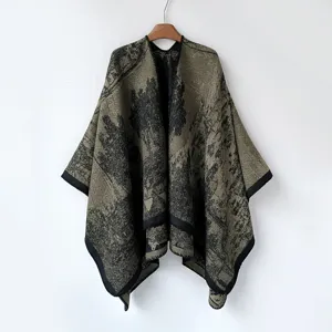 Detailansicht des Vintage Waldlandschaft bedruckten Umhangs, kuscheliges Stricktuch fur Damen.