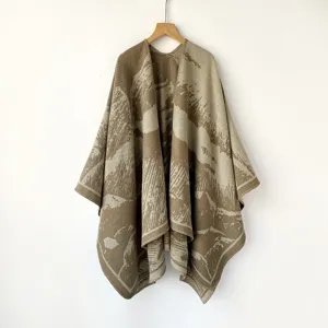 Nahaufnahme des Strickschals mit abstrakten künstlerischen Mustern und gemütlicher Textur.