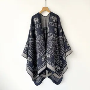 Nahaufnahme des ethnischen Strick-Schals mit Elefanten-Muster, weiche Textur und feine Webung.