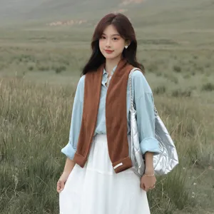 Koreanischer Stil Damen Herbstbrauner Strickschal passend zu blauem Hemd und weißem Rock