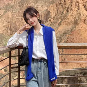 Herbst Reise blaue Strickschulterstola stylische Oberbekleidung mit weißem Hemd Detailansicht