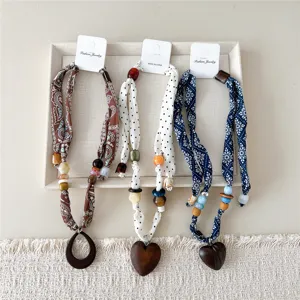 Dames stoffen sjaal ketting met houten hanger en kleurrijke kralen, stijlvolle mode sieraden.