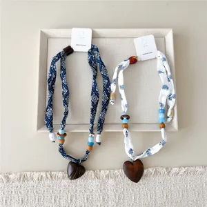 Zijden sjaalketen met houten hartanger, smal lang design, chique decoratieve halsdoek voor vrouwen.
