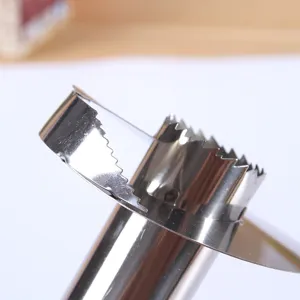 Dettaglio levaocchi ananas in acciaio inox, lama dentata primo piano, cucina.