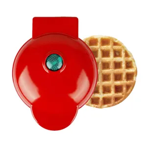 Vista dettagliata di una mini macchina per waffle rossa compatta con cialda rotonda.
