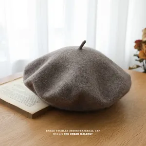 Boina de lana marrón, estilo vintage de mujer, sombrero de pintor cálido de invierno.