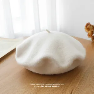 Primer plano de boina de lana beige en mesa de madera, estilo vintage japonés.