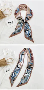 Vue détaillée d'un long foulard en soie avec imprimé de ceinture équestre pour sac et cheveux.