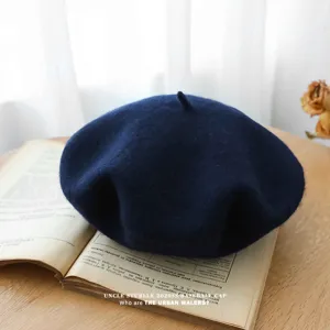Vista detallada de boina de lana azul oscuro sobre libro antiguo, estilo retro elegante.