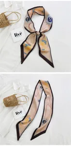 Vue détaillée du foulard en soie à imprimé zodiaque, assorti à une chemise et un sac en paille.