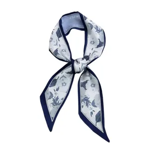 Foulard en soie étroit à motif floral bleu et blanc, ruban twilly élégant pour cheveux ou sacs.