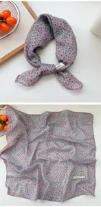 Détail d'un foulard carré effet coton lin, joli motif floral rose et bordure festonnée.