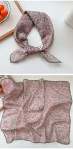 Foulard carré rose en coton et lin, motif cachemire vintage avec bordure festonnée verte.