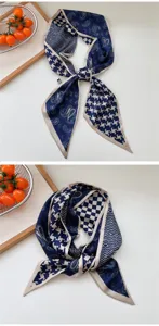 Detalle en primer plano de pañuelo fino azul con patrones clásicos de cachemira y pata de gallo.